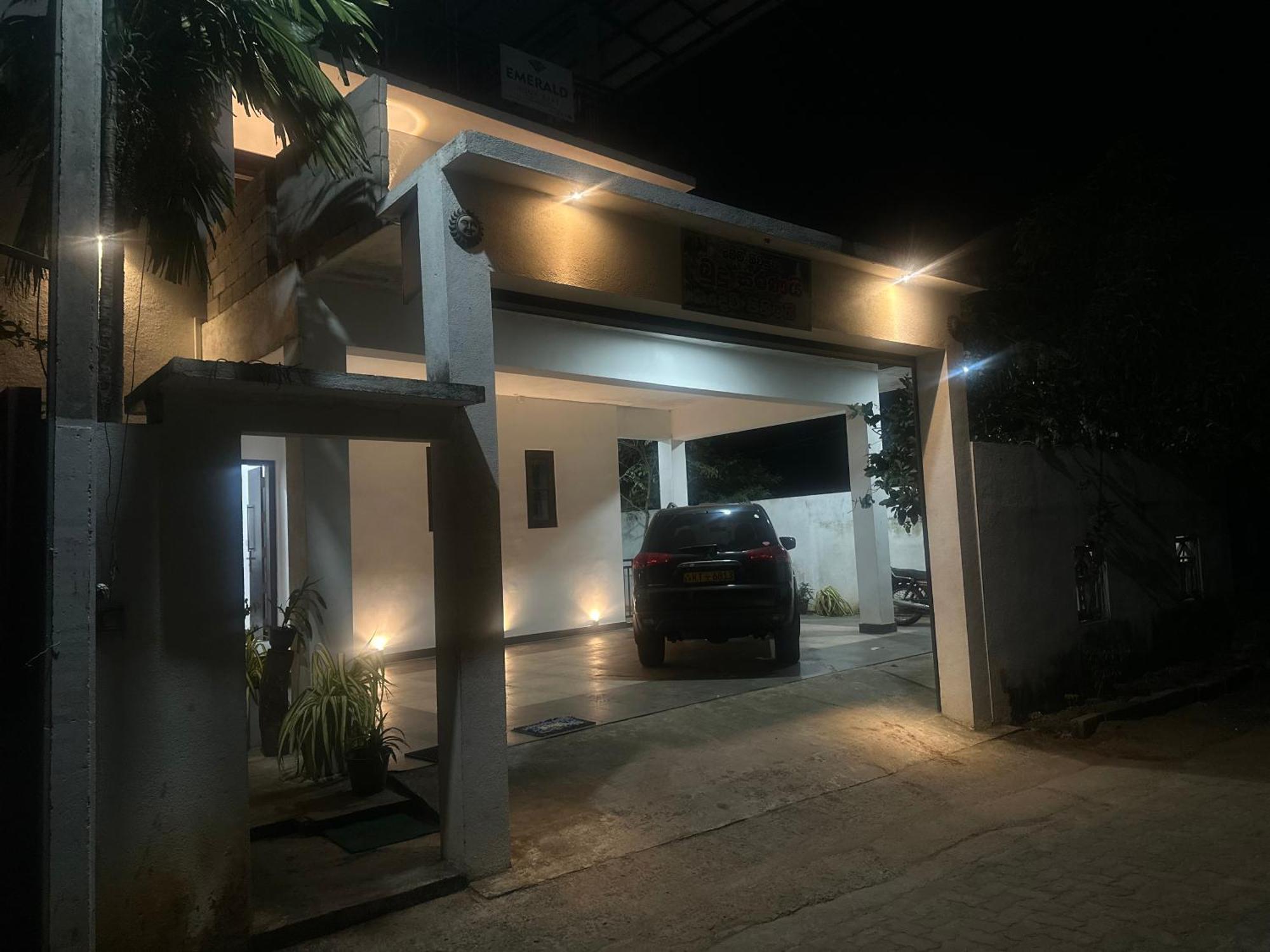 Emerald Home Stay Anuradhapura Bagian luar foto
